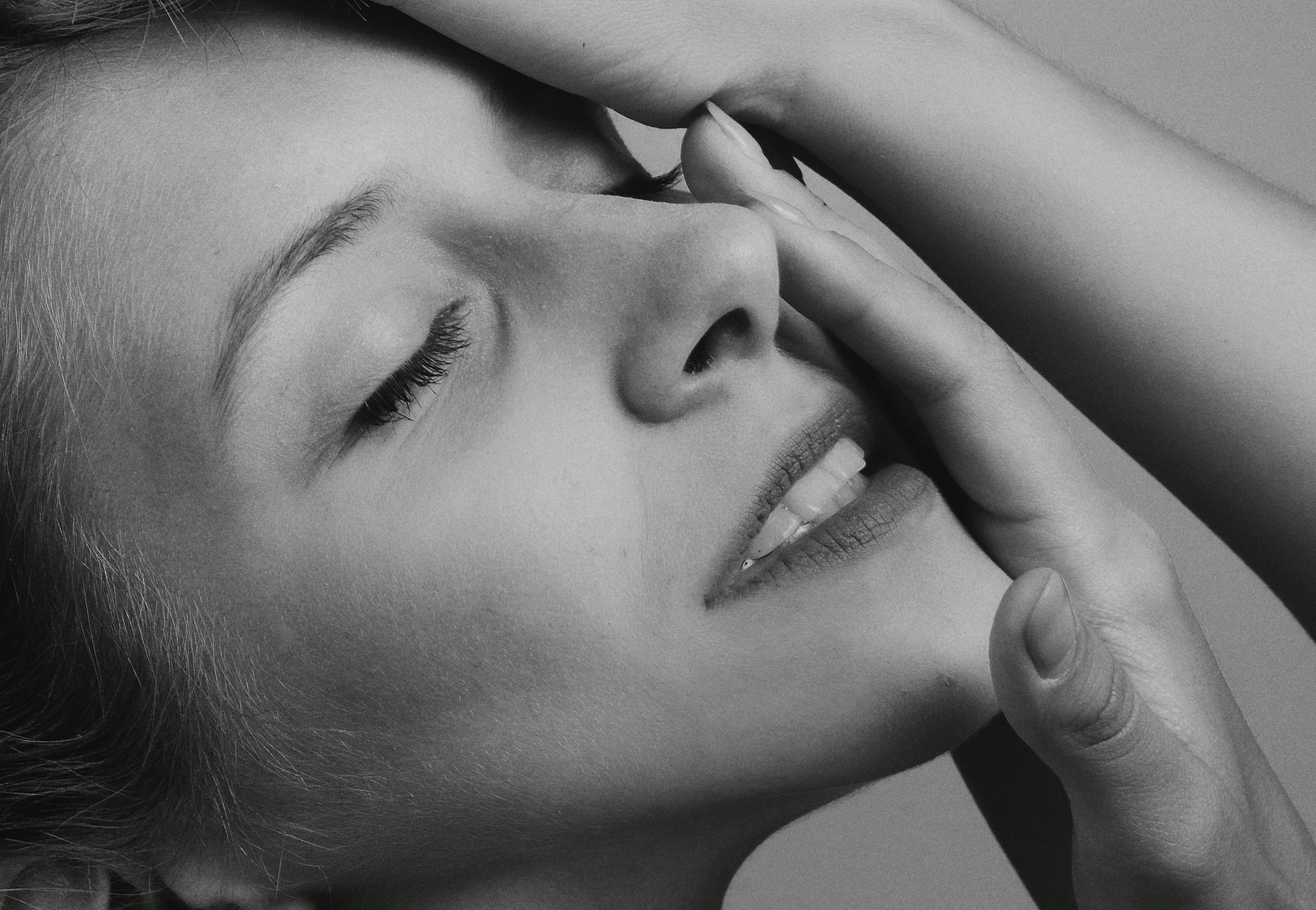 纸飞机与城市灯海报图